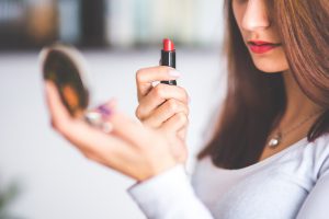 Moda na biżuterię etniczną: Jak nosić naszyjniki, bransoletki i kolczyki?