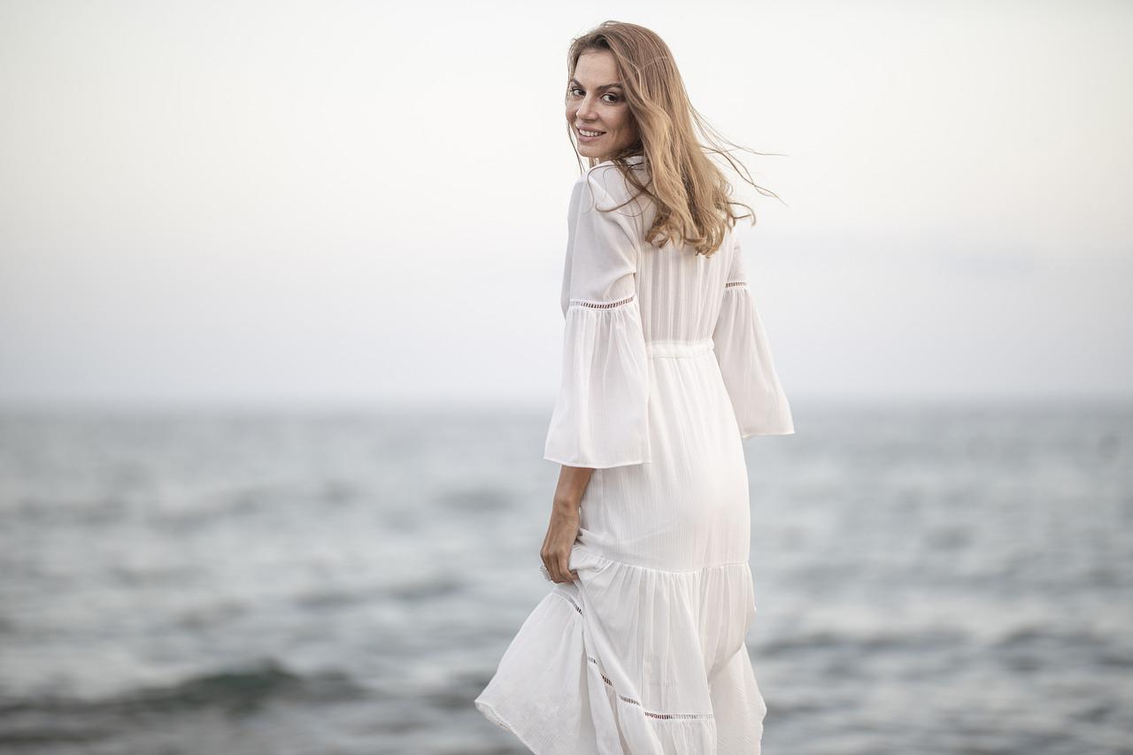 Moda na białe sukienki: Jak ubrać się trandemowo i zjawiskowo?
